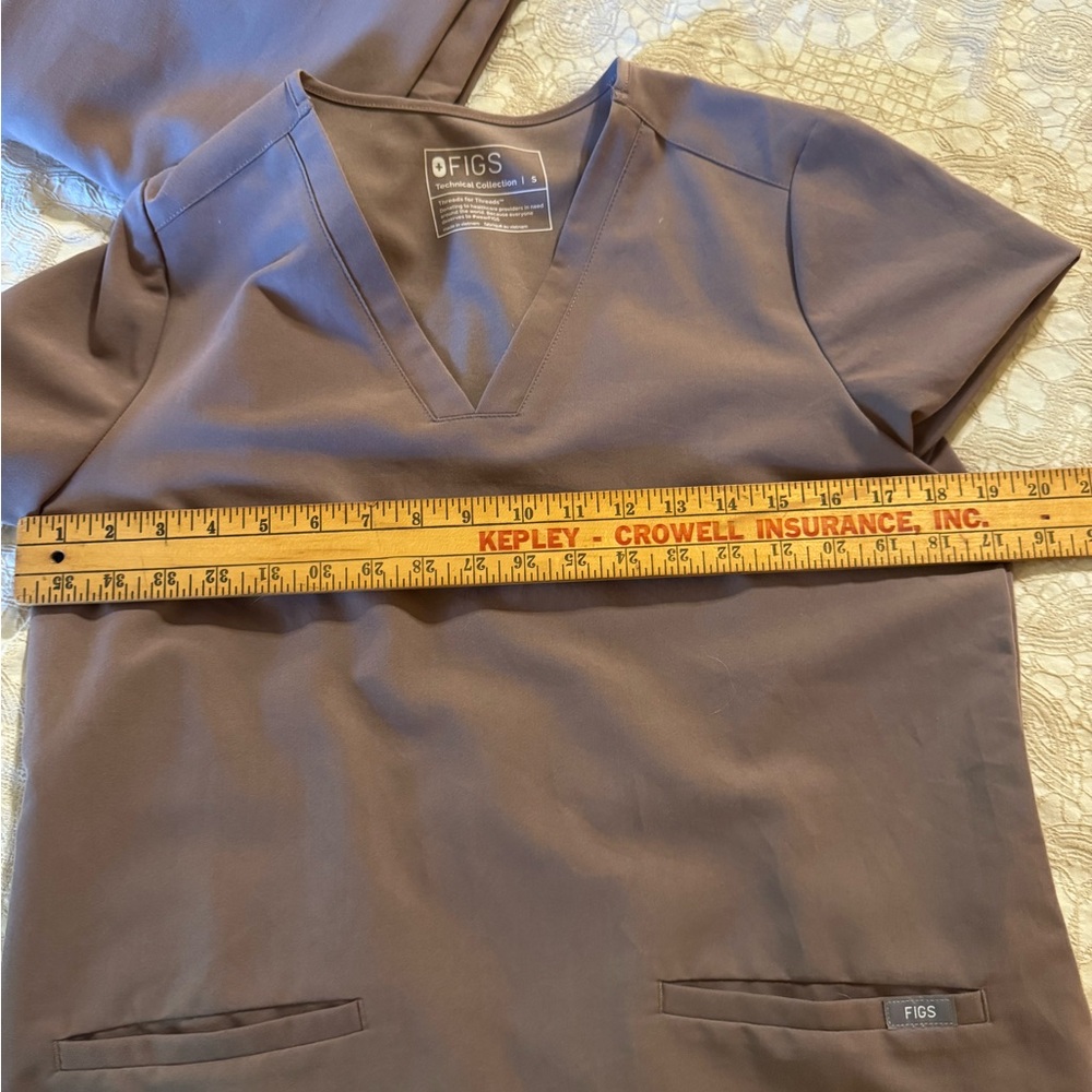 Figs Women's V-Neck Top in Charcoal